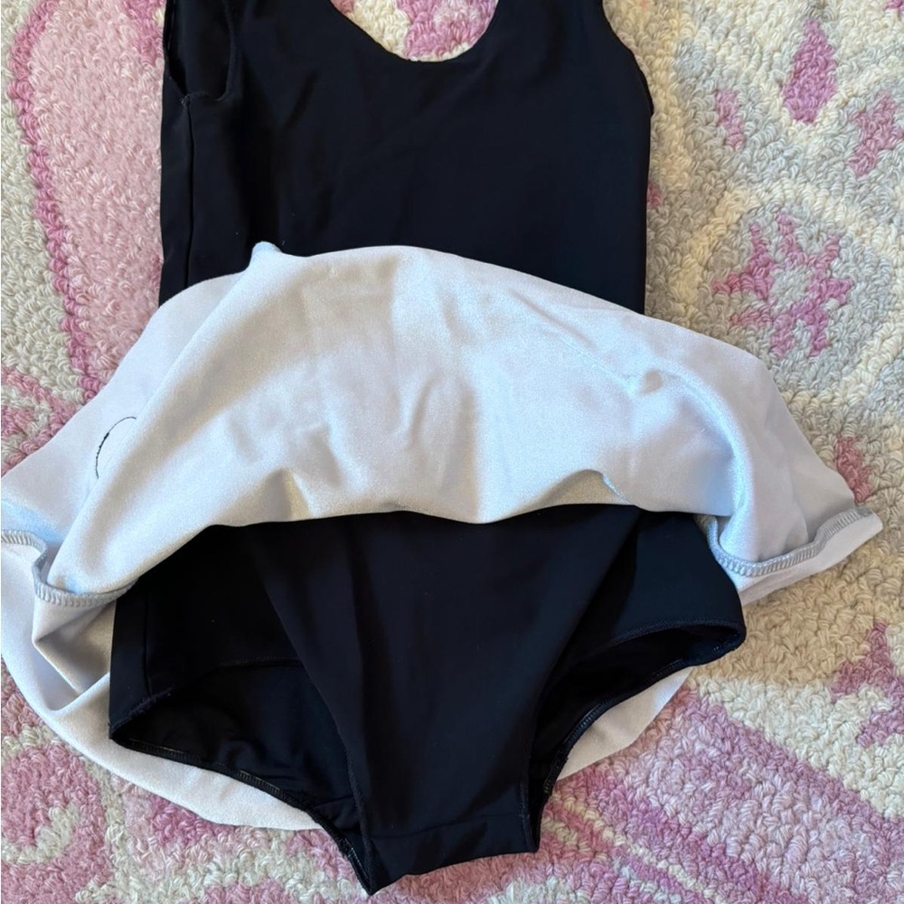 Excellent Condition size 2-3 - Picture 2 of 3